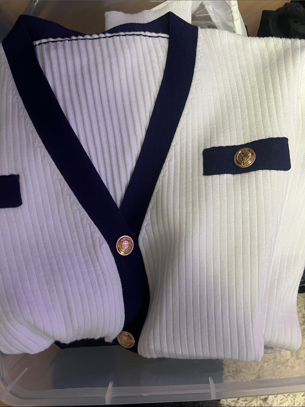 NWT Commence Classic White Ribbed V‑Neck Cardigan top with Navy Trim & gold - Picture 5 of 6
